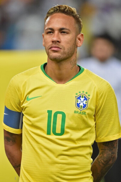 她将面临更 她将面临更